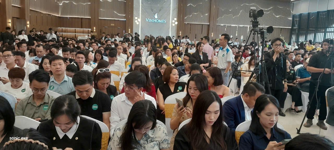 Hàng nghìn người “đổ bộ” Hạ Long ngày đầu nghỉ lễ vì siêu dự án 18 tỷ USD của tỷ phú Phạm Nhật Vượng - Ảnh 1