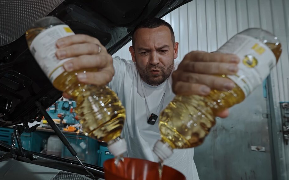 Giá xăng dầu chạm mốc 62.000 đồng/lít, dân nước láng giềng của Nga đổ dầu ăn cho ô tô thay diesel