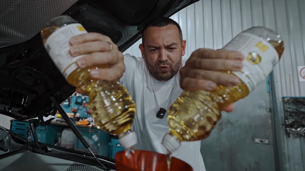 Giá xăng dầu chạm mốc 62.000 đồng/lít, dân nước láng giềng của Nga đổ dầu ăn cho ô tô thay diesel - Ảnh 1