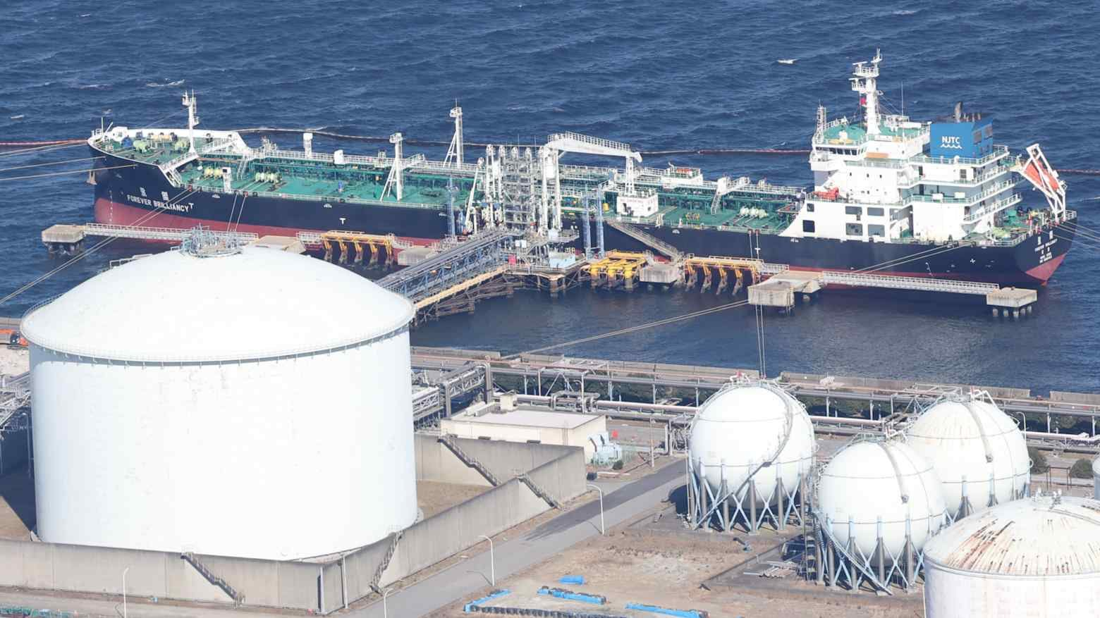 Lần đầu tiên sau 2 tháng, một nước đồng minh của Mỹ thành công đưa tàu chở 2 triệu thùng dầu vượt eo biển Hormuz mà không cần trả phí cho Iran, hàng chục tàu vẫn đang mắc kẹt - Ảnh 1