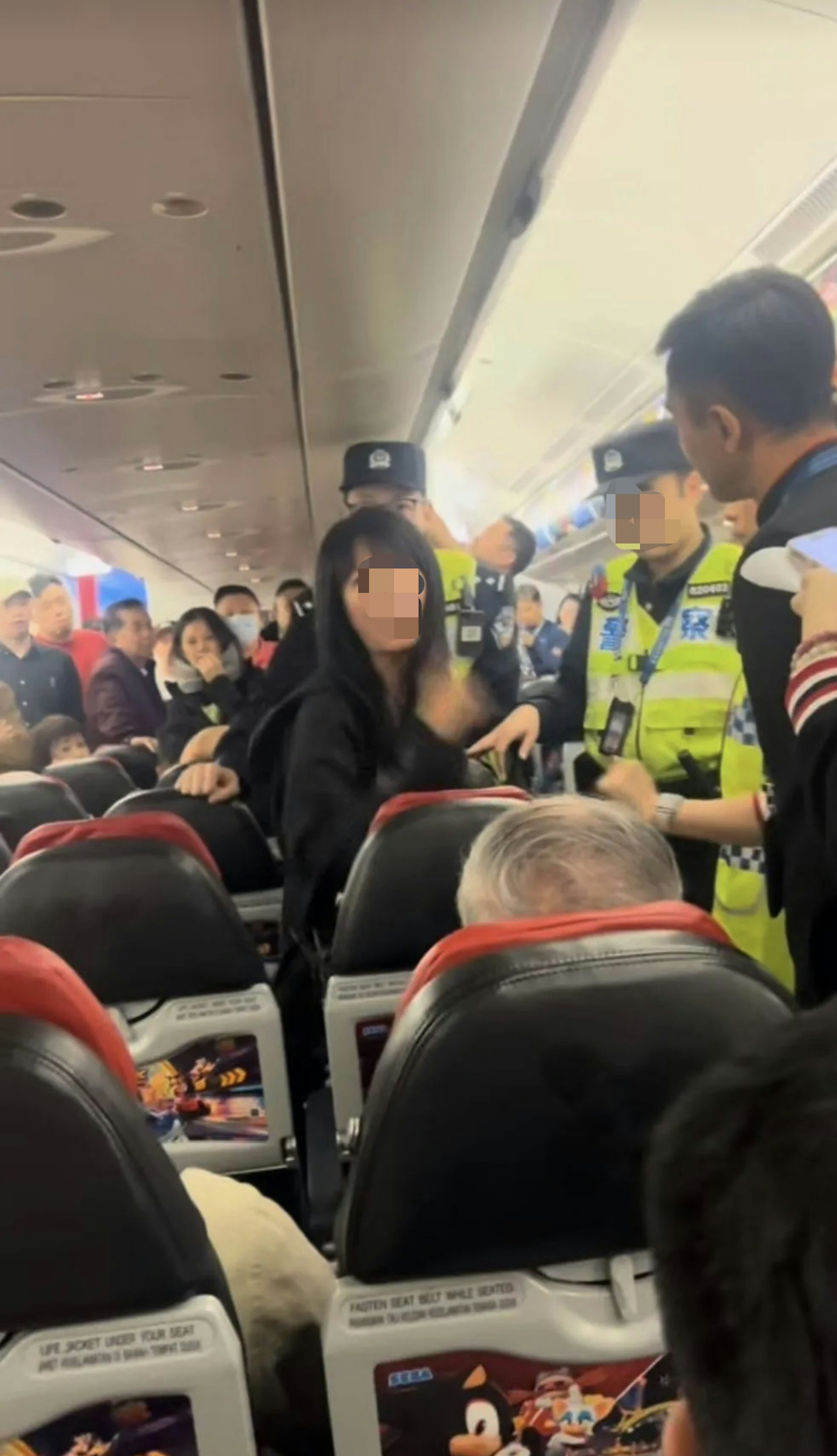 Nữ hành khách quát tháo tiếp viên vì không biết tiếng Trung, chuyến bay trễ gần 2 tiếng: Biểu cảm của những người xung quanh mới đáng chú ý - Ảnh 1