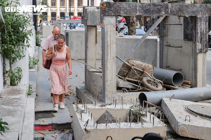 Phố trung tâm Hà Nội bị đào xới: Hệ quả của việc hạ tầng 'chạy sau' phát triển đô thị - Ảnh 1