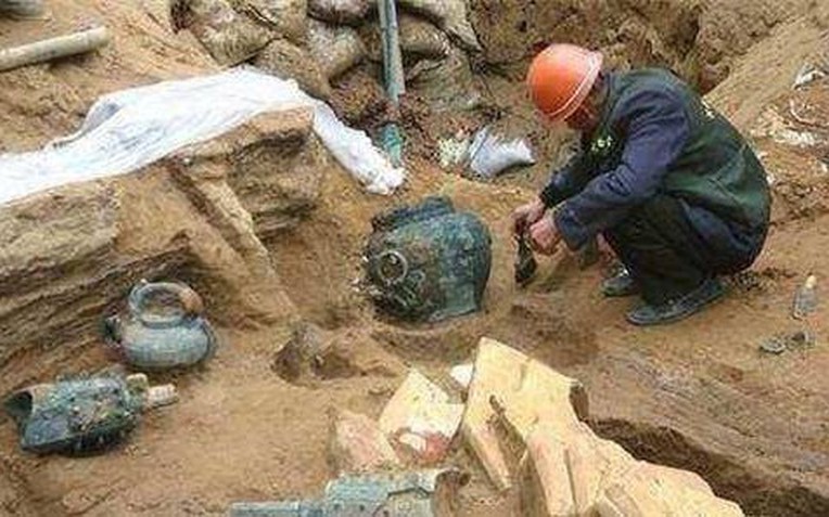 Phát hiện gói mì được sản xuất năm 1994 trong mộ cổ hơn 2.000 tuổi, chuyên gia ngay lập tức gọi cảnh sát - Ảnh 1