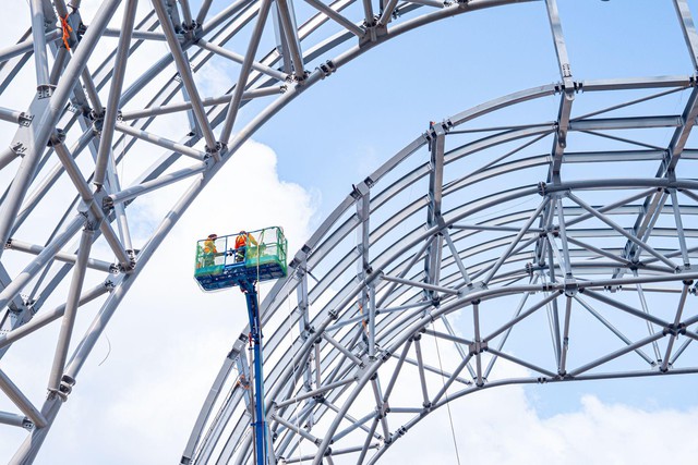 Cận cảnh mái thép Trung tâm Hội nghị APEC Phú Quốc, nặng gần 100 máy bay Boeing - Ảnh 1