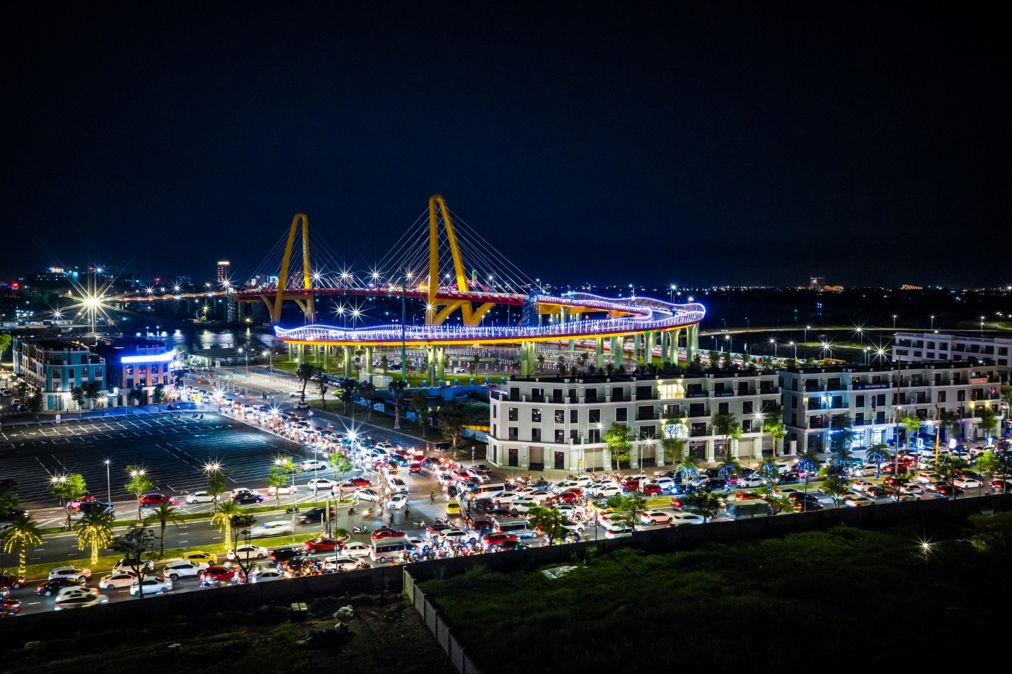 Vinhomes Royal Island: Phố đảo càng đông, nhà phố càng “bật giá” - Ảnh 1