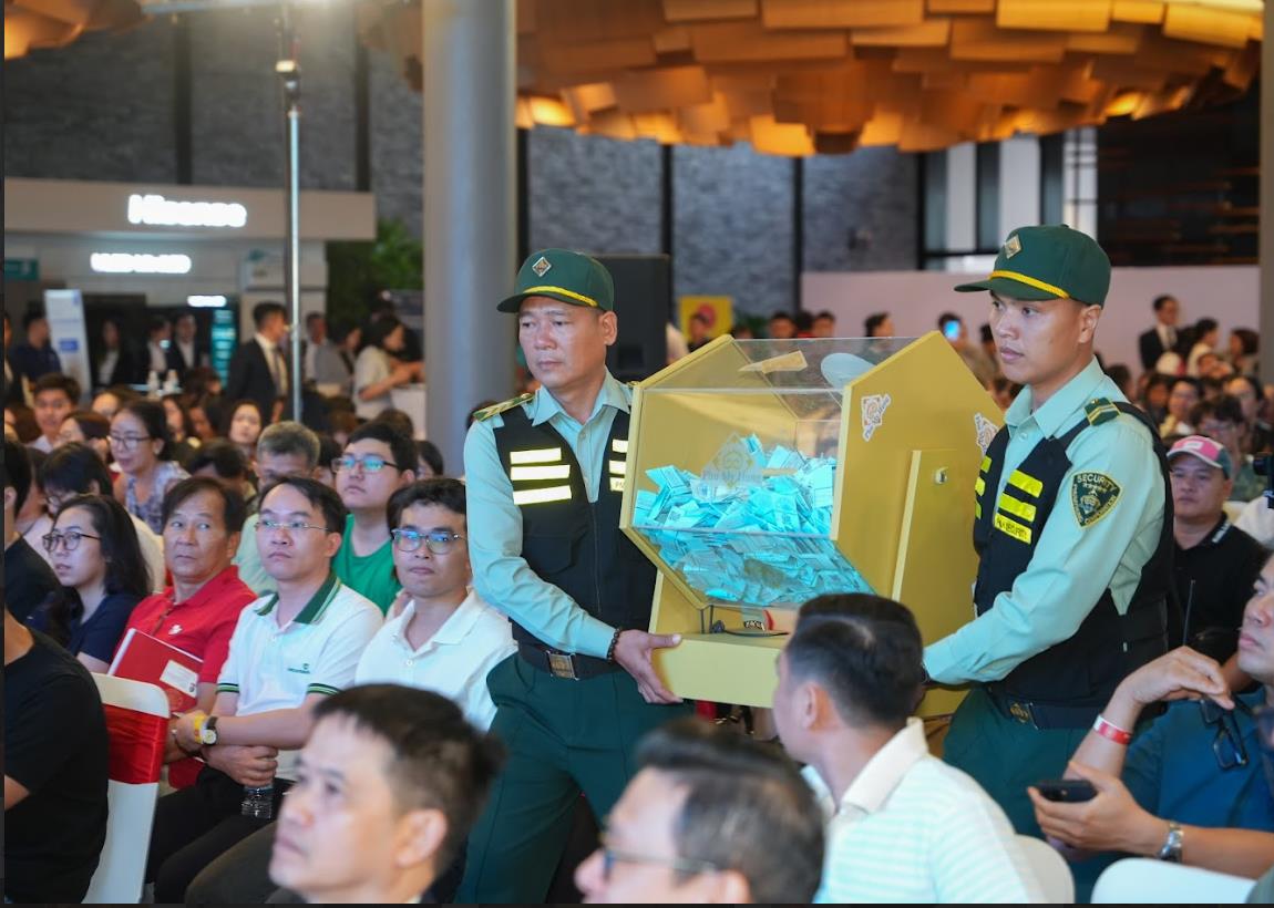 Cầu vượt cung, 900 khách hàng rút thăm mua căn hộ Phú Mỹ Hưng Harmonie đợt 2 - Ảnh 1