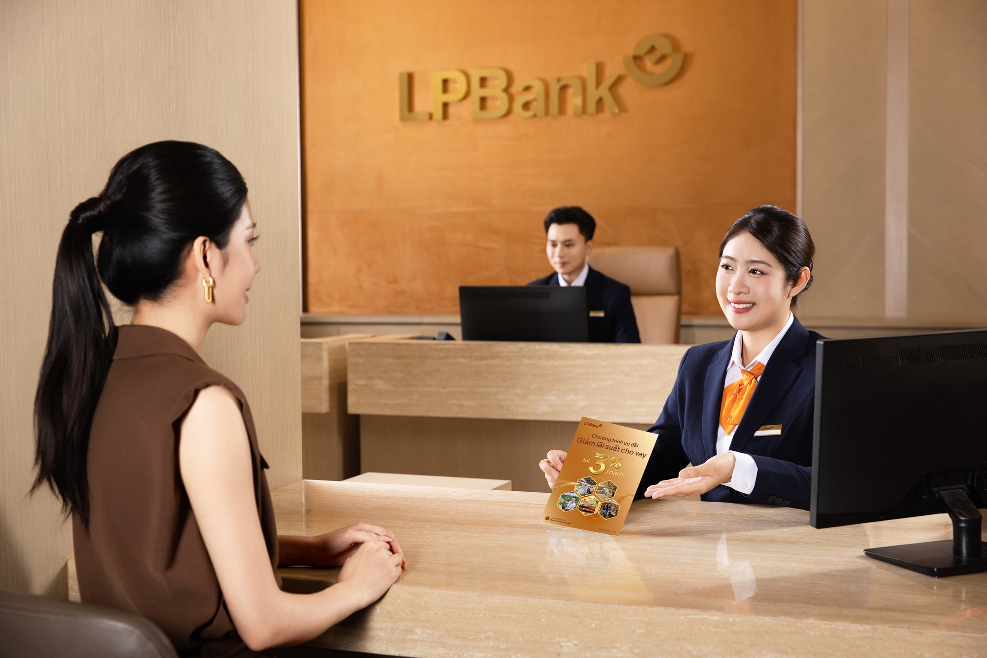 LPBank giảm lãi suất huy động, triển khai hạ lãi suất cho vay theo định hướng của NHNN - Ảnh 1