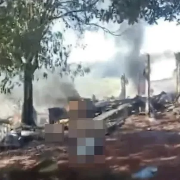 Rơi máy bay chở đầy tiền mặt giữa biên giới 3 nước, nổ ra hàng loạt vụ cướp - Ảnh 1