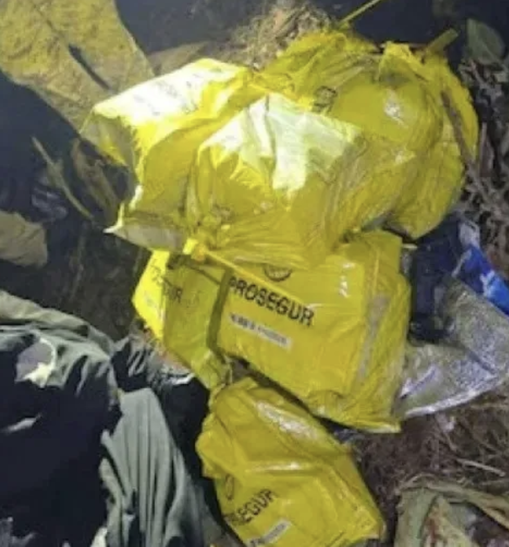 Rơi máy bay chở đầy tiền mặt giữa biên giới 3 nước, nổ ra hàng loạt vụ cướp - Ảnh 2