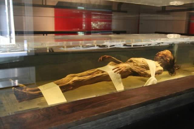 Phát hiện gói mì được sản xuất năm 1994 trong mộ cổ hơn 2.000 tuổi, chuyên gia ngay lập tức gọi cảnh sát - Ảnh 4