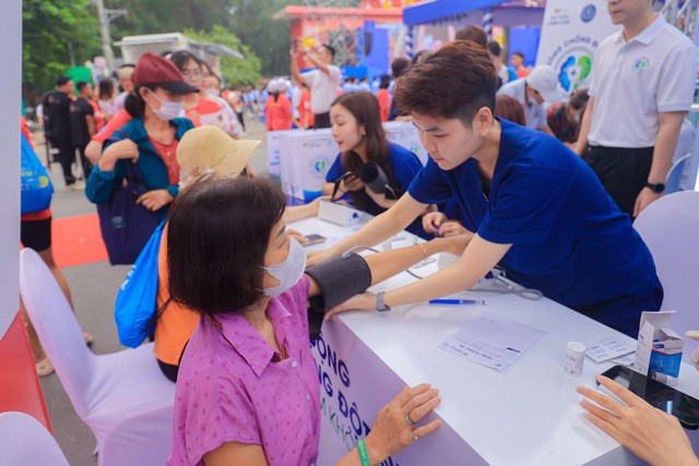 Long Châu và Bayer cùng ngành y tế đẩy lùi gánh nặng đột quỵ - Ảnh 2