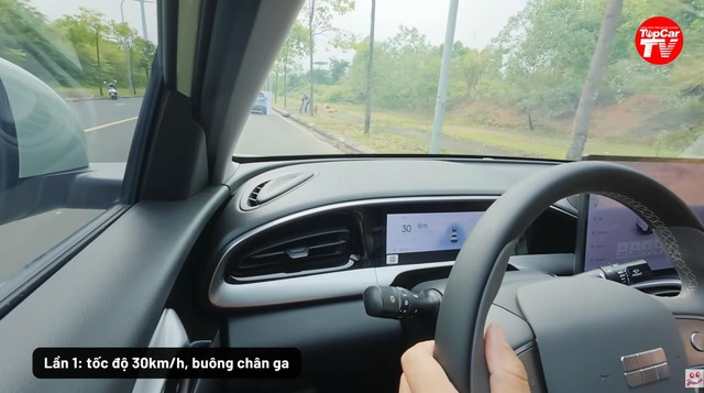 Loạt bài thử vận hành cho thấy định hướng chú trọng an toàn trên Geely EX2 - Ảnh 4