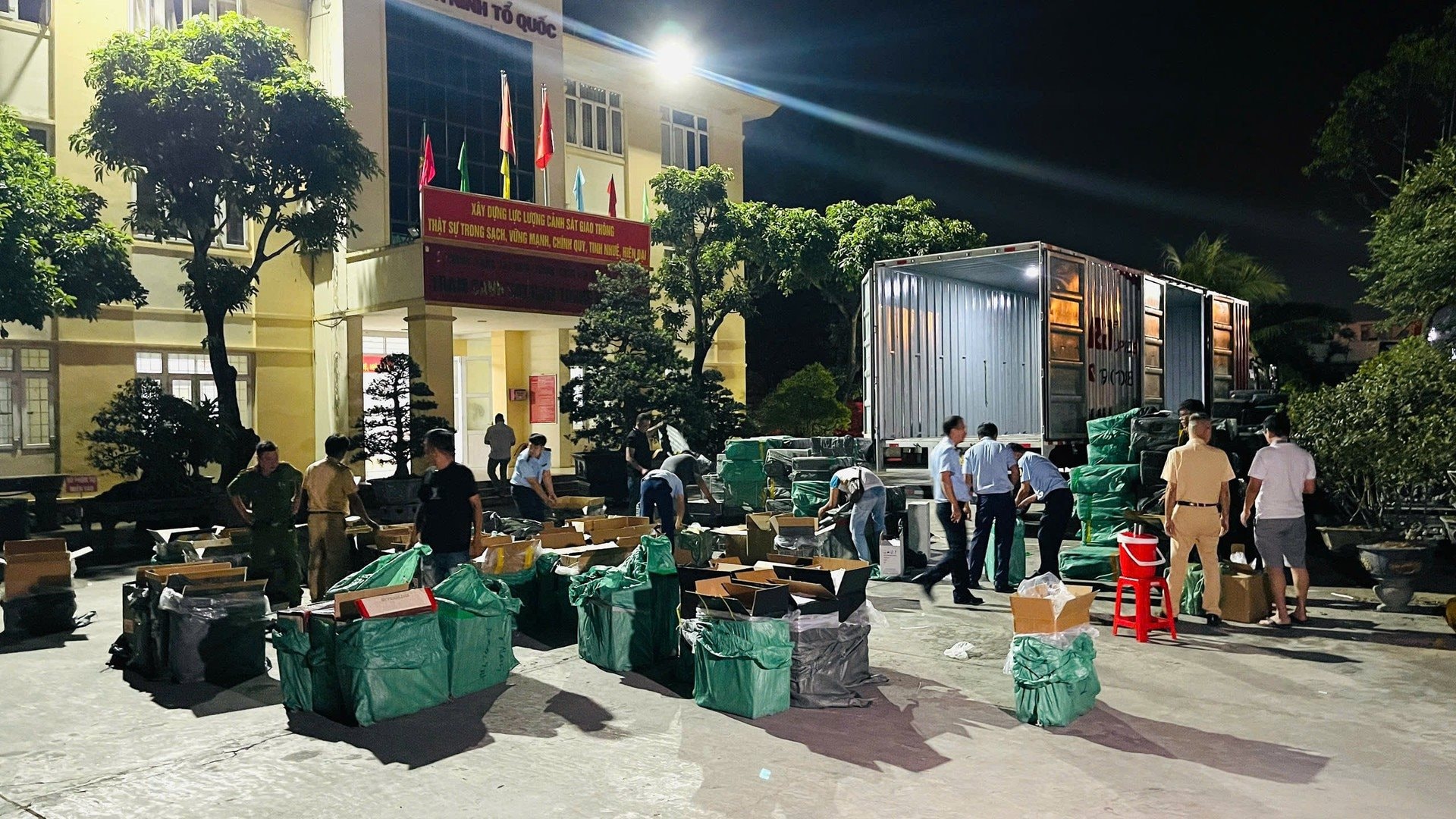 Bất ngờ khám xét 1 xe container, cảnh sát kinh tế bắt quả tang hơn 224.000 bao thuốc lá lậu bí mật tuồn về Việt Nam - Ảnh 2