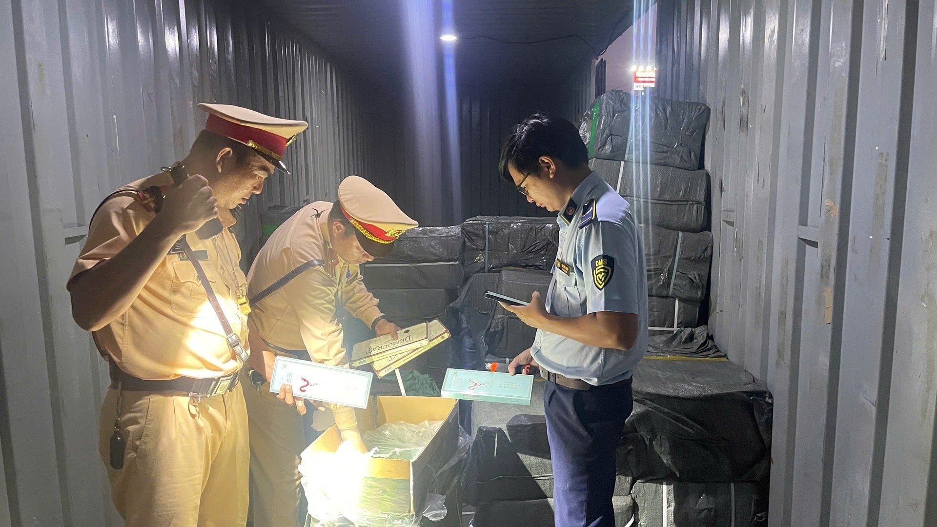 Bất ngờ khám xét 1 xe container, cảnh sát kinh tế bắt quả tang hơn 224.000 bao thuốc lá lậu bí mật tuồn về Việt Nam - Ảnh 1