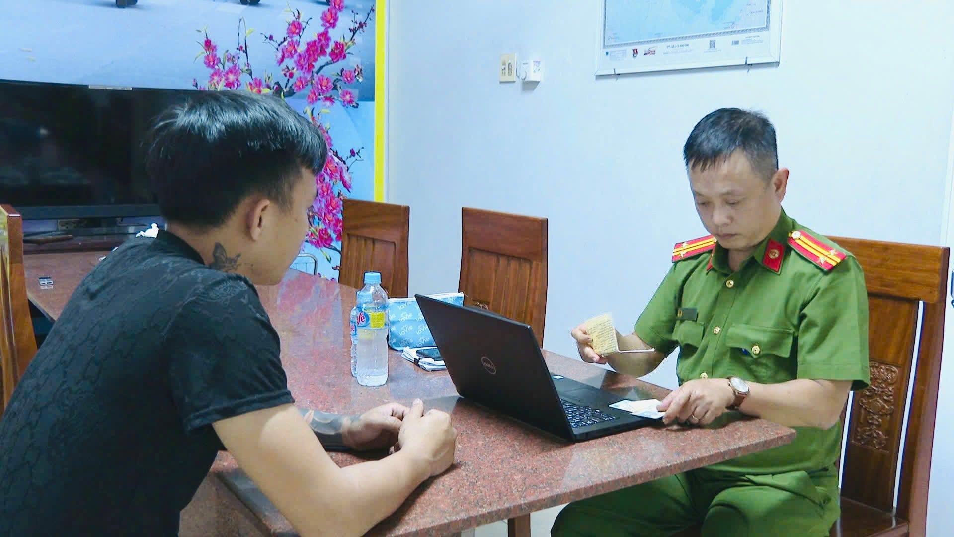 Bất ngờ khám xét 1 xe container, cảnh sát kinh tế bắt quả tang hơn 224.000 bao thuốc lá lậu bí mật tuồn về Việt Nam - Ảnh 3