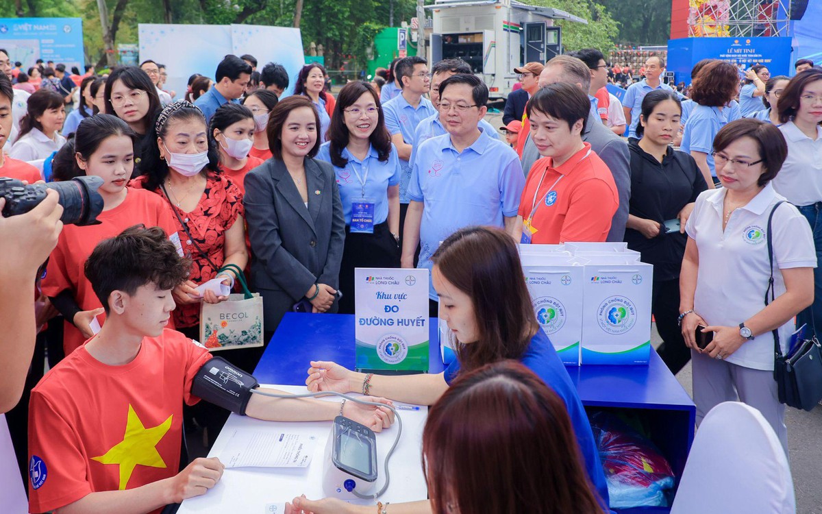 Long Châu và Bayer cùng ngành y tế đẩy lùi gánh nặng đột quỵ