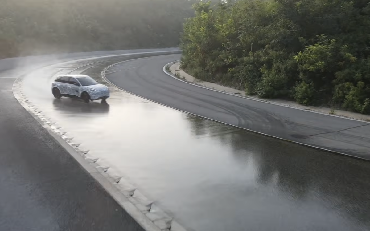 Loạt bài thử vận hành cho thấy định hướng chú trọng an toàn trên Geely EX2