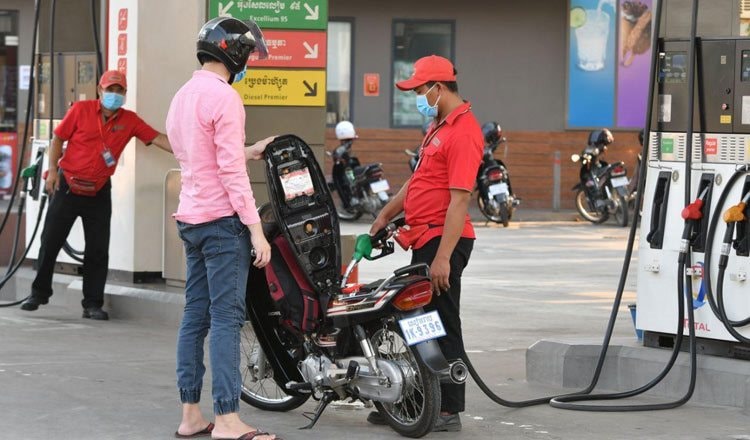 Bất chấp nhiều loại thuế phí về 0, giá xăng tại Campuchia vẫn tiếp tục tăng rất cao - Ảnh 1