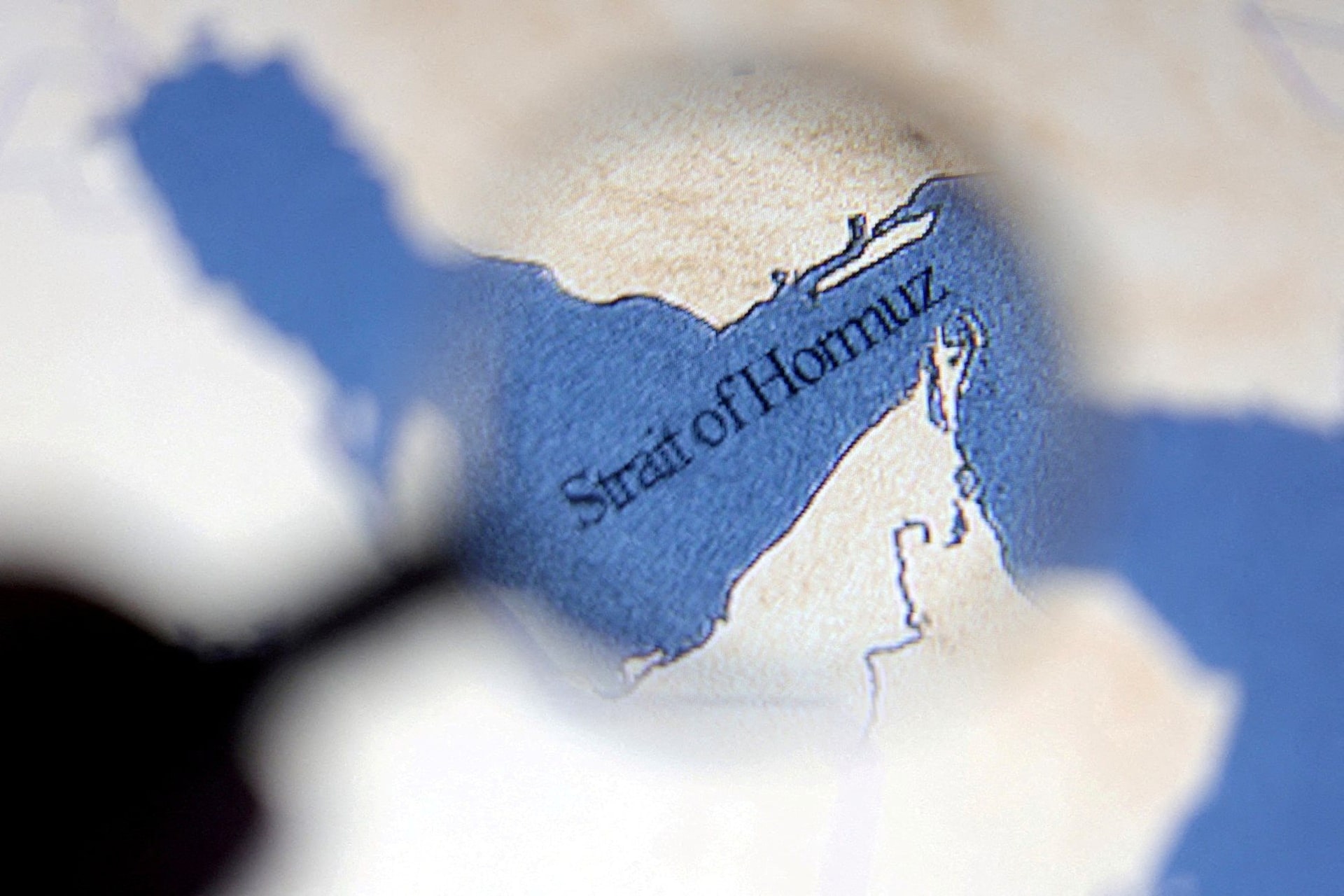 Chuyện gì đây: Iran đột ngột 'lật kèo', chặn 2 tàu chở LNG của đồng minh Mỹ ngay trước cửa eo biển Hormuz - Ảnh 1