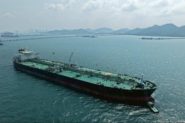 Tàu dầu chở 700.000 thùng ung dung vượt eo biển Hormuz, chính thức cập bến láng giềng Việt Nam - Ảnh 1