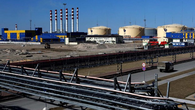 Chỉ còn dầu đủ dùng trong 50 ngày, quốc gia láng giềng Việt Nam gấp rút 'xin phép' Mỹ gia hạn mua dầu Nga - Ảnh 1