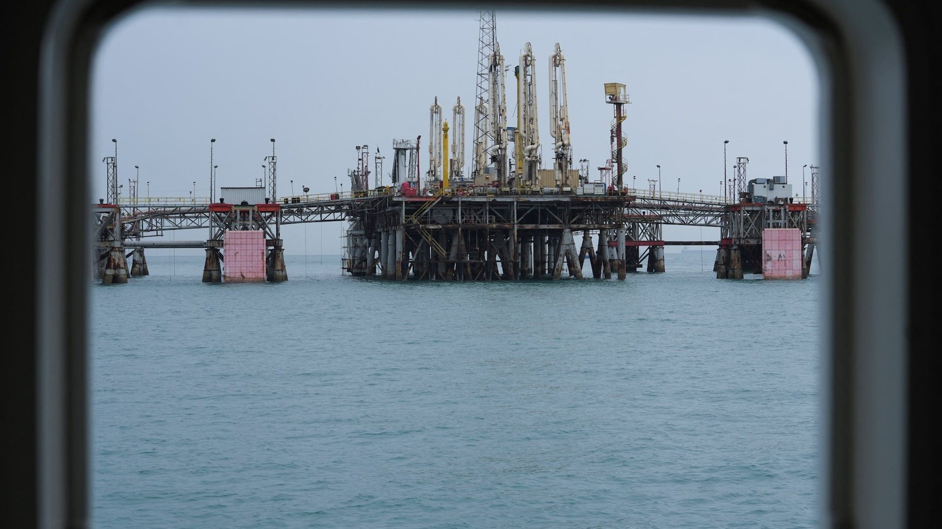 Tàu chở 1 triệu thùng dầu vừa di chuyển qua Hormuz, quốc gia láng giềng Iran đã giục khách khẩn trương chốt lịch vận chuyển thêm dầu - Ảnh 1