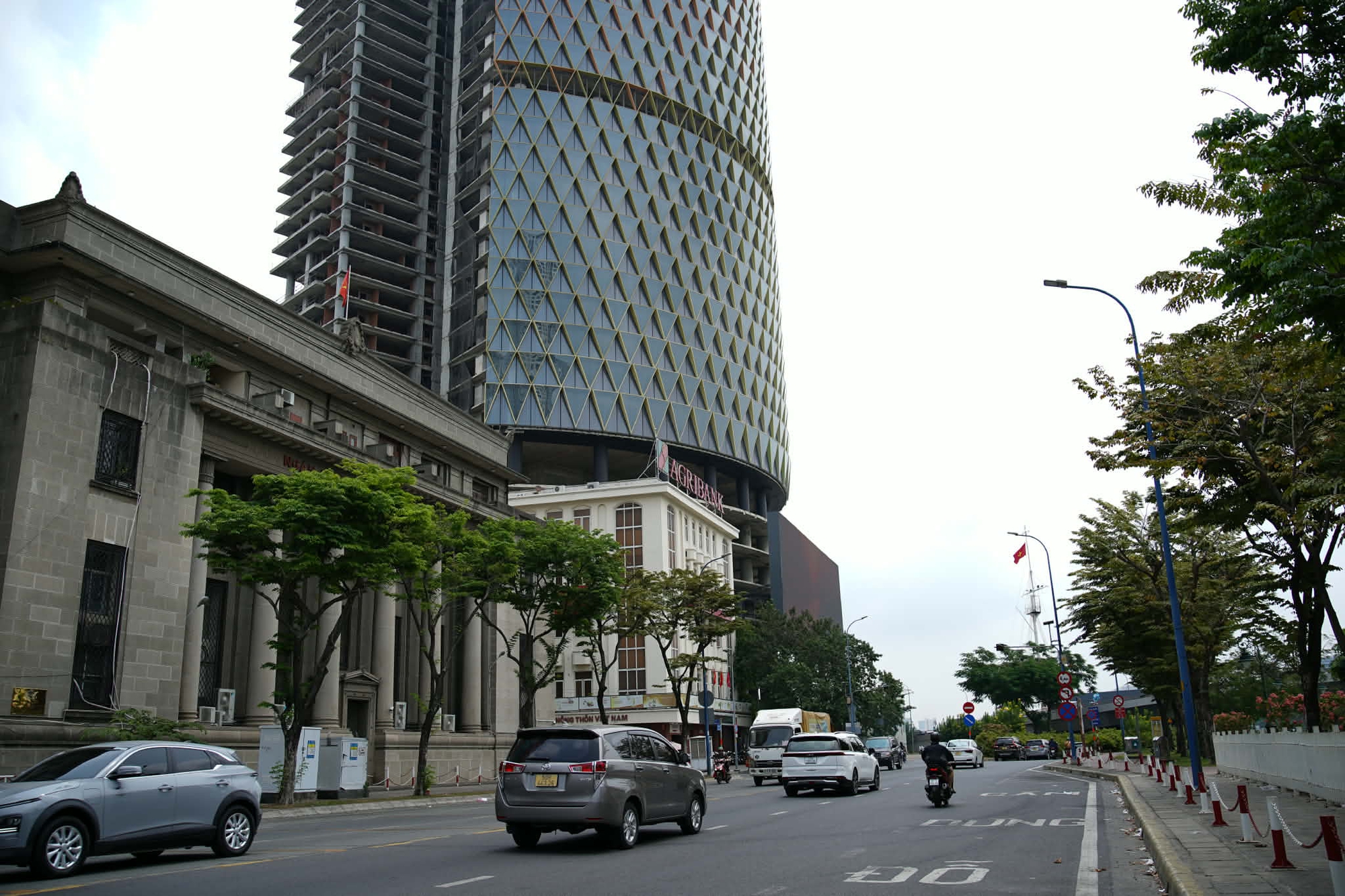 Tòa nhà "tai tiếng" trên đất vàng TPHCM: Số phận lao đao, trở thành khoản nợ xấu BĐS lớn bậc nhất, đến lớp vỏ rực rỡ mỗi đêm dù bên trong vẫn là khối bê tông khổng lồ - Ảnh 2