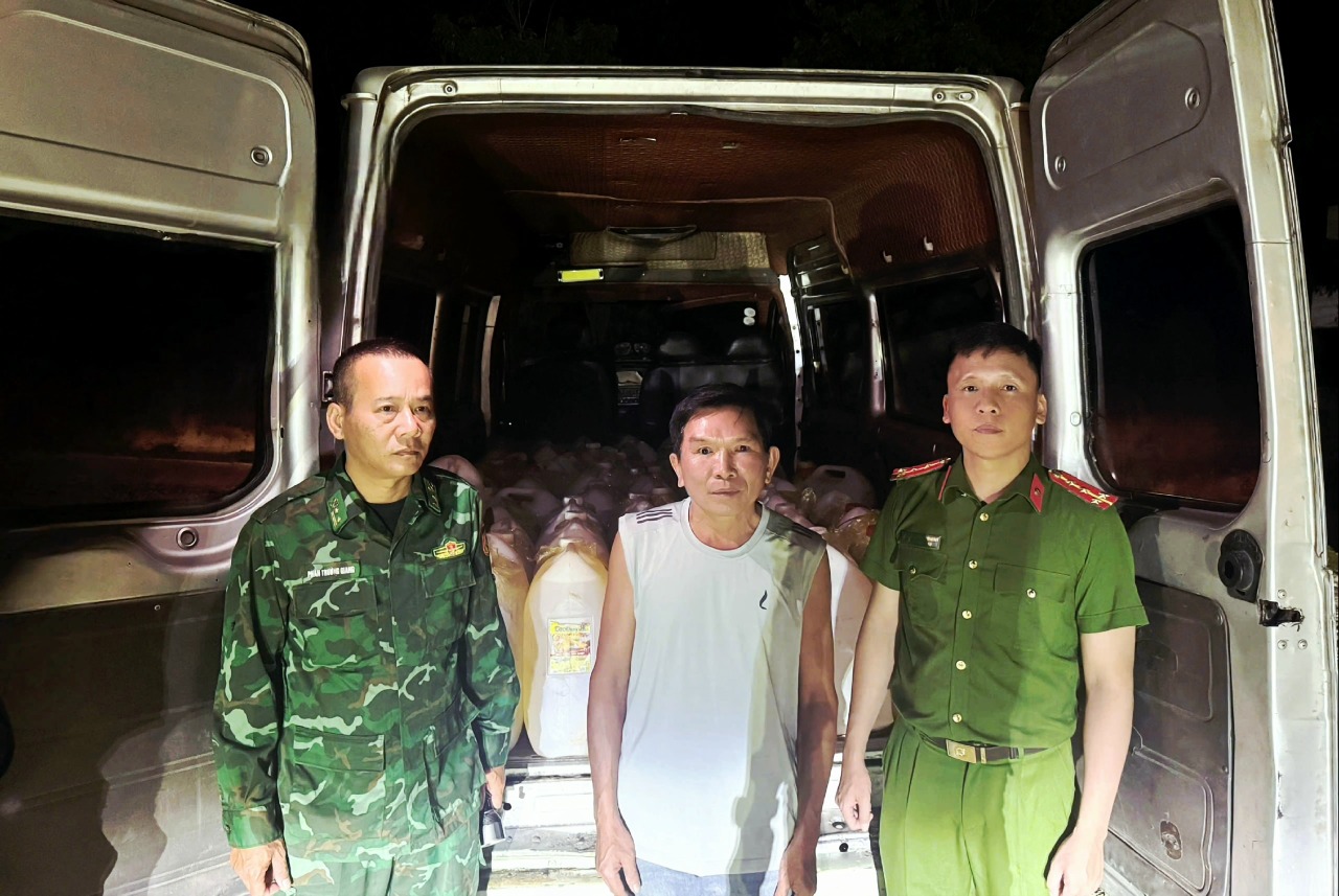 Phát hiện 50 can nhựa chứa đẩy chất lỏng trên xe VAN sát cửa khẩu giữa đêm, lời khai tài xế hé lộ điều khó ngờ - Ảnh 1