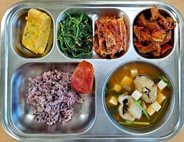 Bữa ăn bán trú tại một quốc gia châu Á khiến 9 triệu người phát cuồng: Khay ăn có tới 7 ngăn, nhà nước trợ giá tới 80%, giáo viên dinh dưỡng lên thực đơn hàng ngày - Ảnh 1