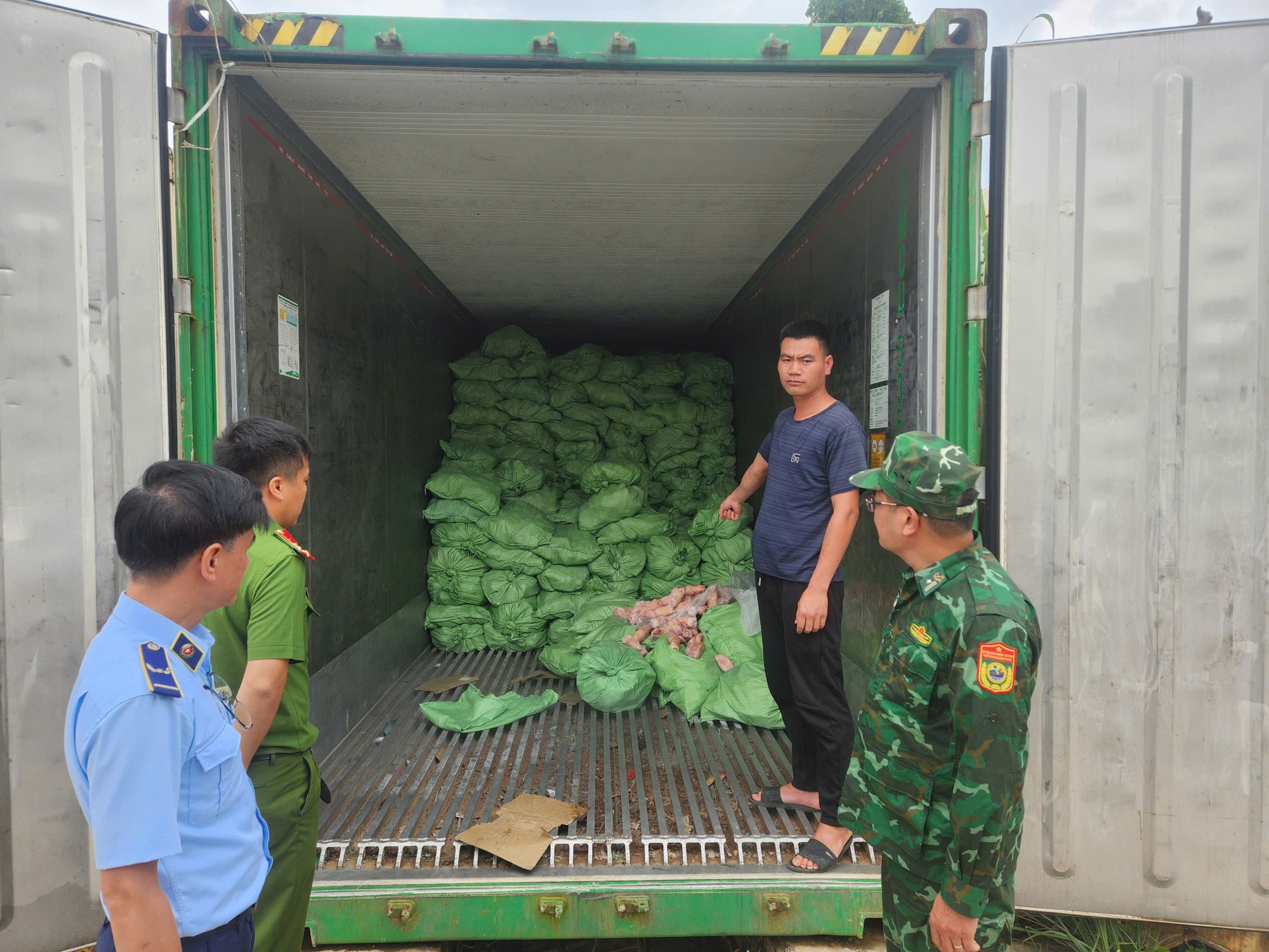 Kiểm tra bất ngờ một loạt tiểu thương: Tịch thu hàng nghìn tấn sản phẩm sai phạm, có người bị phạt 125 triệu đồng - Ảnh 4