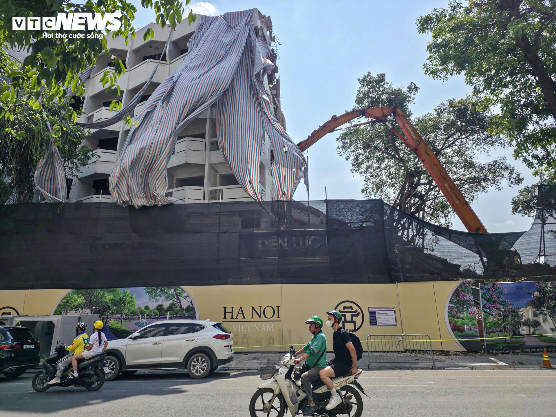 Quảng trường hơn 2ha sát Hồ Gươm dần lộ diện sau 5 tháng giải phóng mặt bằng - Ảnh 3