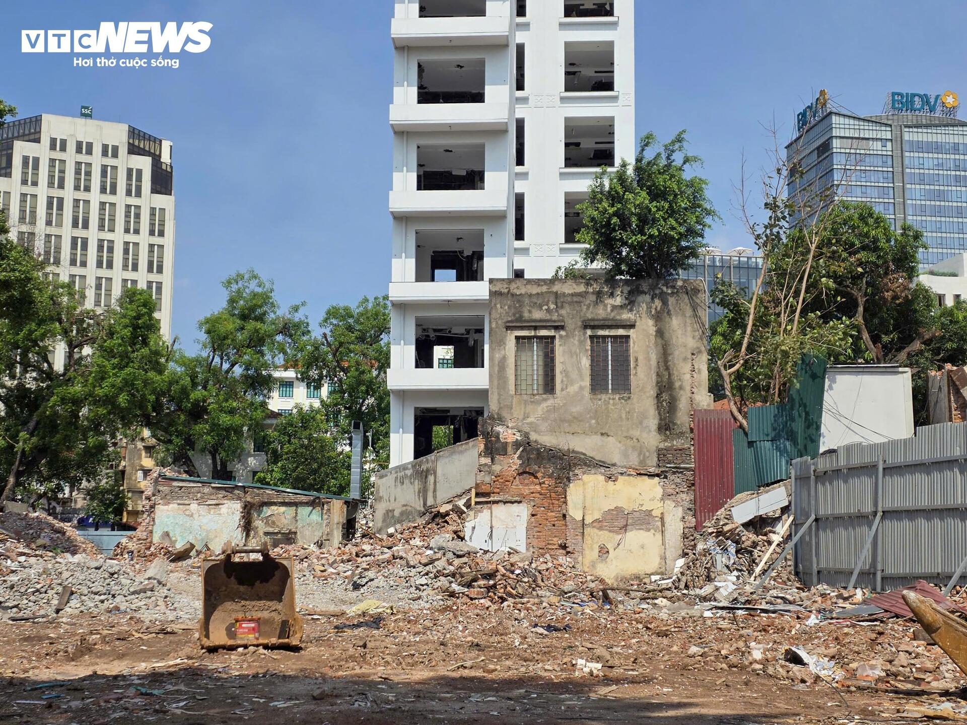 Quảng trường hơn 2ha sát Hồ Gươm dần lộ diện sau 5 tháng giải phóng mặt bằng - Ảnh 7