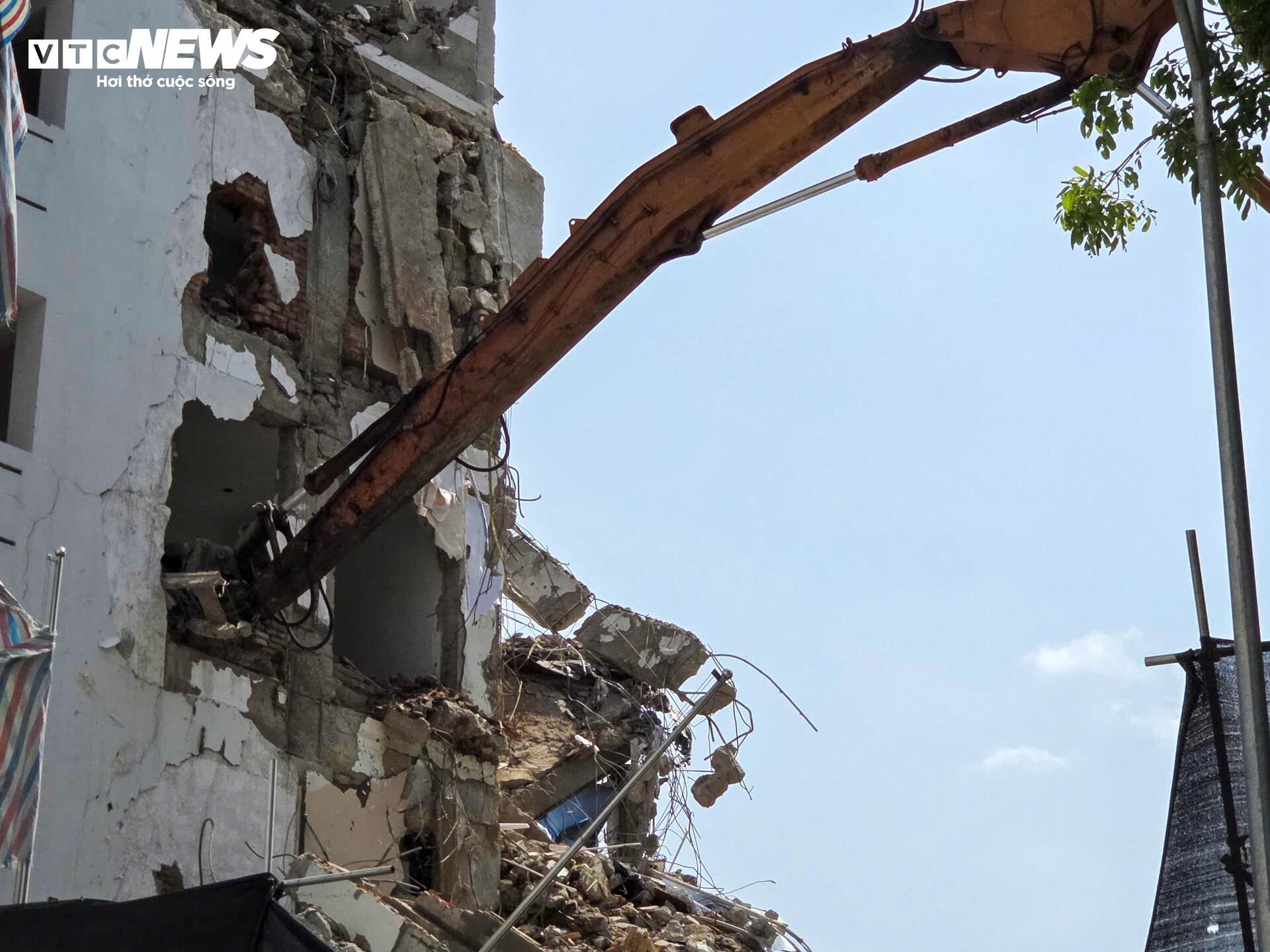 Quảng trường hơn 2ha sát Hồ Gươm dần lộ diện sau 5 tháng giải phóng mặt bằng - Ảnh 4