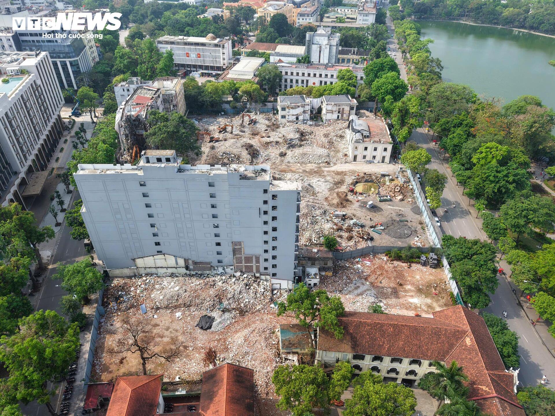 Quảng trường hơn 2ha sát Hồ Gươm dần lộ diện sau 5 tháng giải phóng mặt bằng - Ảnh 5