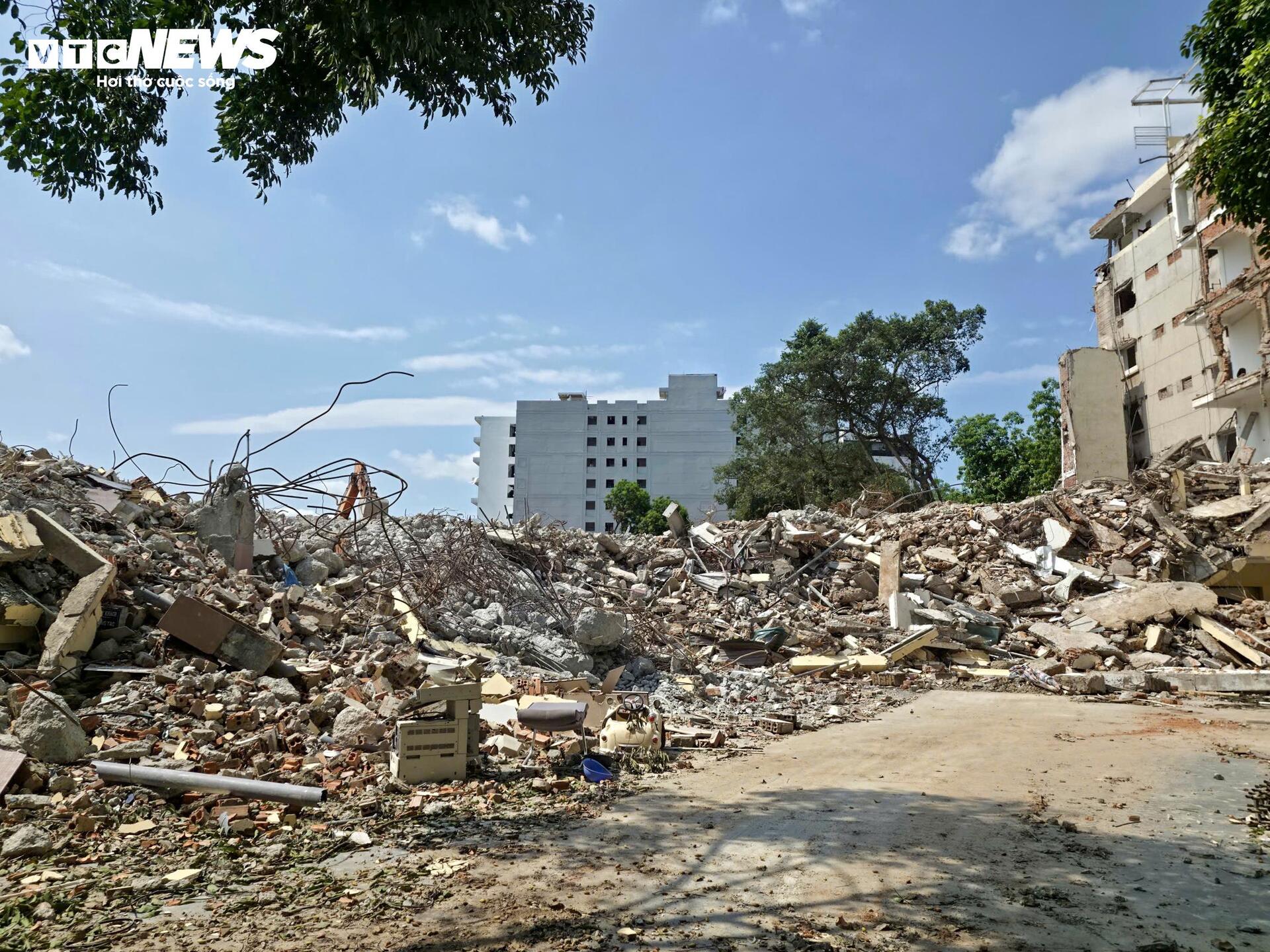 Quảng trường hơn 2ha sát Hồ Gươm dần lộ diện sau 5 tháng giải phóng mặt bằng - Ảnh 2