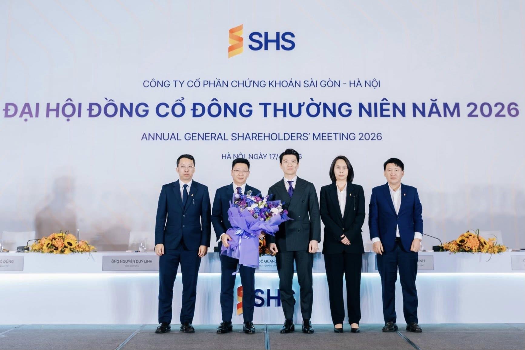 Nhan sắc tổng tài "vạn người mê" của Chủ tịch công ty chứng khoán tại đại hội cổ đông 2026: Nghìn tỷ nhưng không lạnh lùng! - Ảnh 3