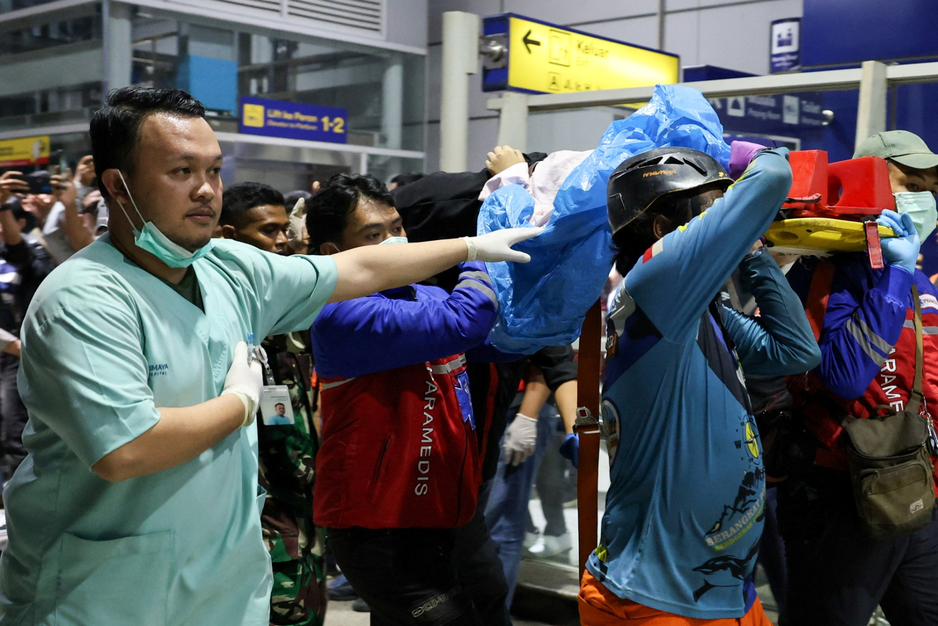 Hiện trường thảm kịch 2 tàu hỏa đâm nhau tại Indonesia: Ít nhất 7 người thiệt mạng, 81 người bị thương - Ảnh 7