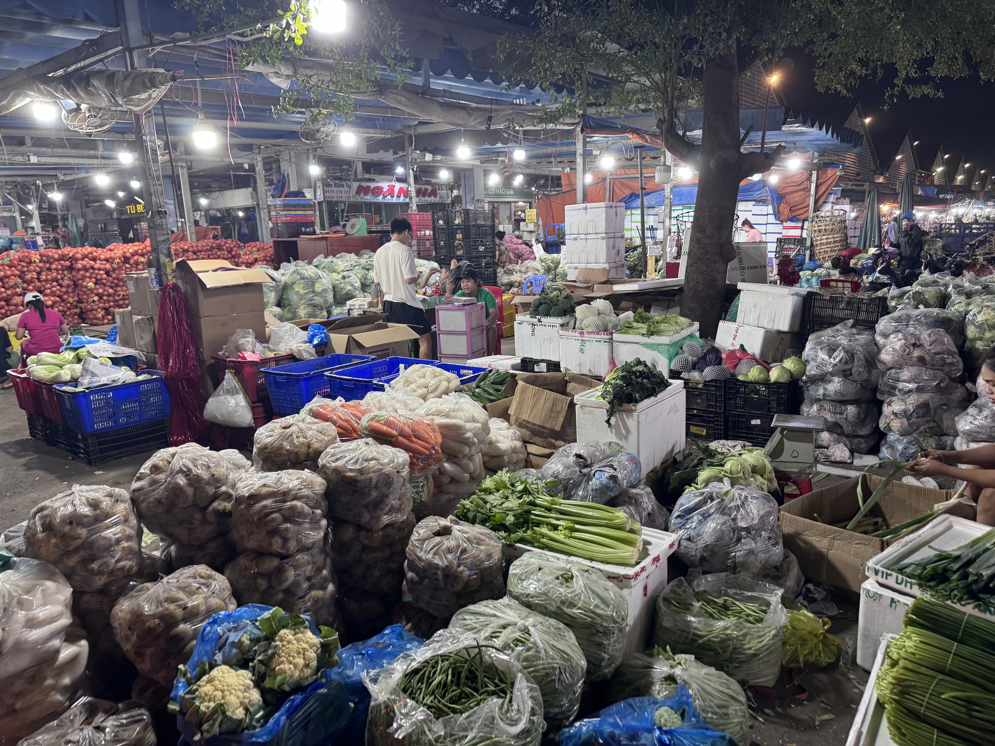 Cùng một loại rau, giá chợ lẻ cao gấp 2-3 lần chợ đầu mối - Ảnh 3