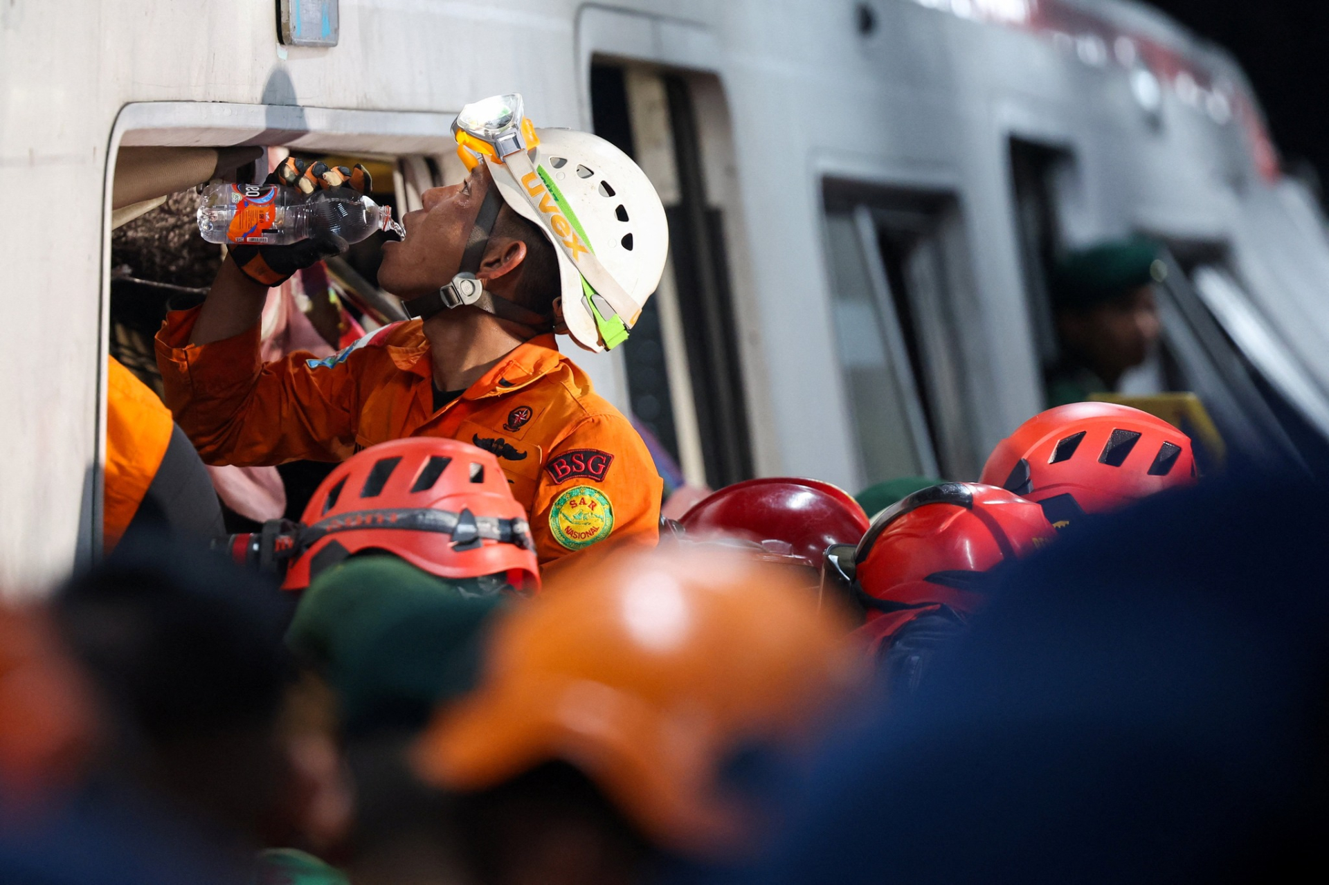 Hiện trường thảm kịch 2 tàu hỏa đâm nhau tại Indonesia: Ít nhất 7 người thiệt mạng, 81 người bị thương - Ảnh 4