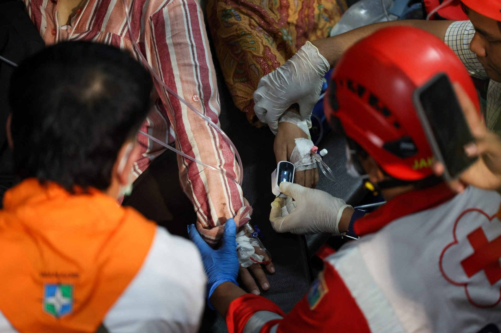 Hiện trường thảm kịch 2 tàu hỏa đâm nhau tại Indonesia: Ít nhất 7 người thiệt mạng, 81 người bị thương - Ảnh 6