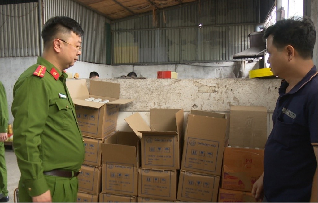 Theo dõi 2 mẹ con khả nghi, công an triệt phá đường dây sản xuất giấm giả từ axit và nước lã trong suốt 8 năm, tịch thu 1.000 lít sản phẩm - Ảnh 2