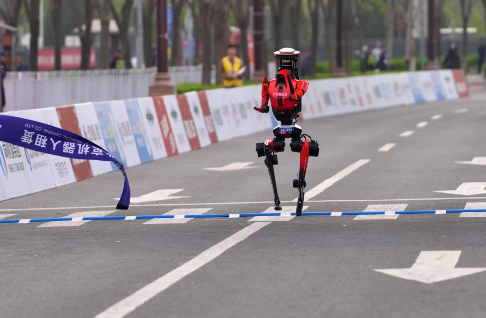 Từ múa quạt, biểu diễn võ thuật đến phá kỷ lục marathon thế giới: Robot không còn 'trình diễn' mà đã bắt đầu học được cách vượt qua giới hạn của con người - Ảnh 2