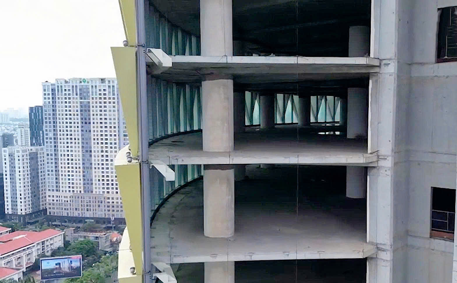 Tòa nhà "tai tiếng" trên đất vàng TPHCM: Số phận lao đao, trở thành khoản nợ xấu BĐS lớn bậc nhất, đến lớp vỏ rực rỡ mỗi đêm dù bên trong vẫn là khối bê tông khổng lồ - Ảnh 4