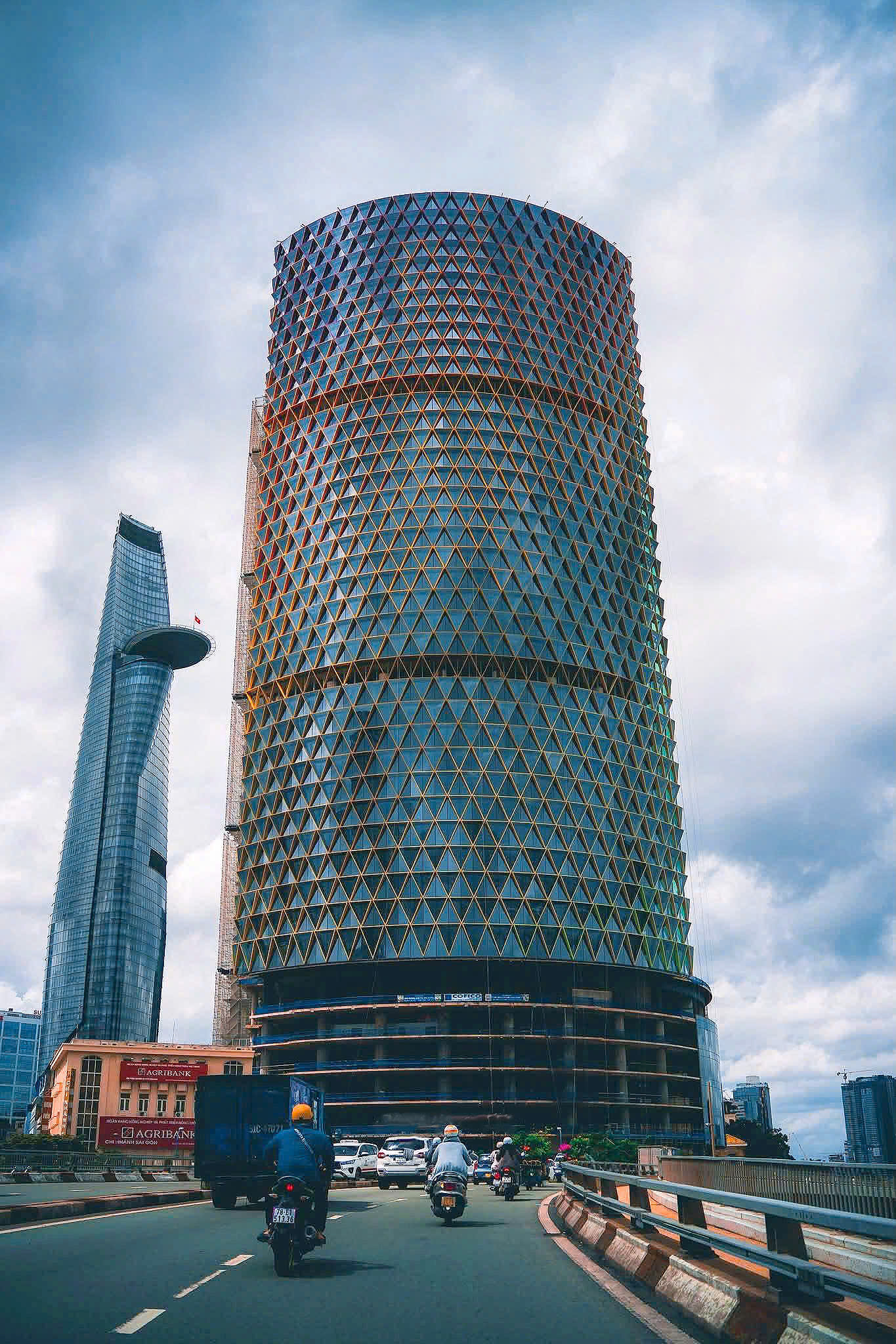 Tòa nhà "tai tiếng" trên đất vàng TPHCM: Số phận lao đao, trở thành khoản nợ xấu BĐS lớn bậc nhất, đến lớp vỏ rực rỡ mỗi đêm dù bên trong vẫn là khối bê tông khổng lồ - Ảnh 5