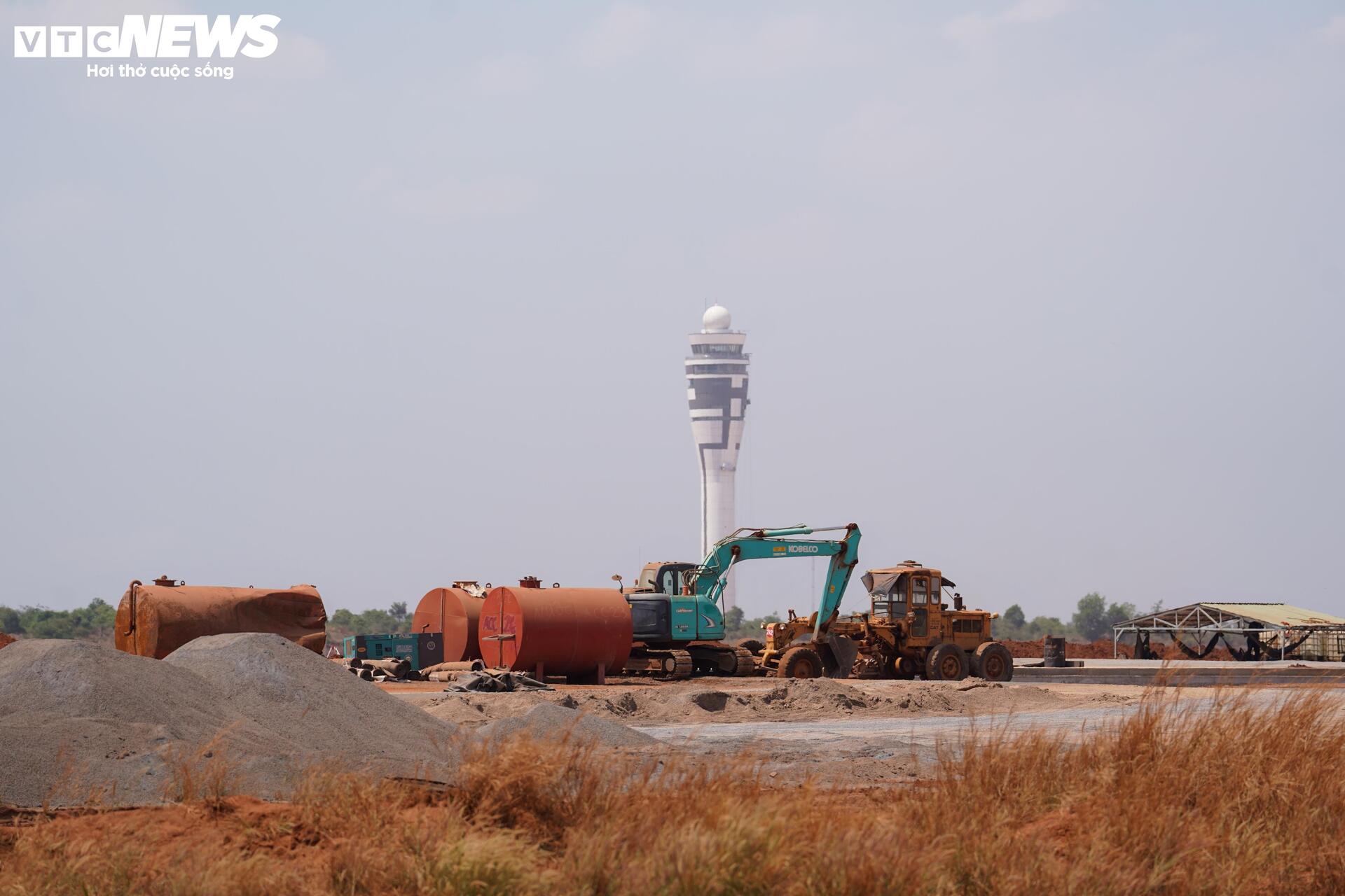 Cận cảnh sân bay Long Thành ngổn ngang, công nhân thưa thớt - Ảnh 10