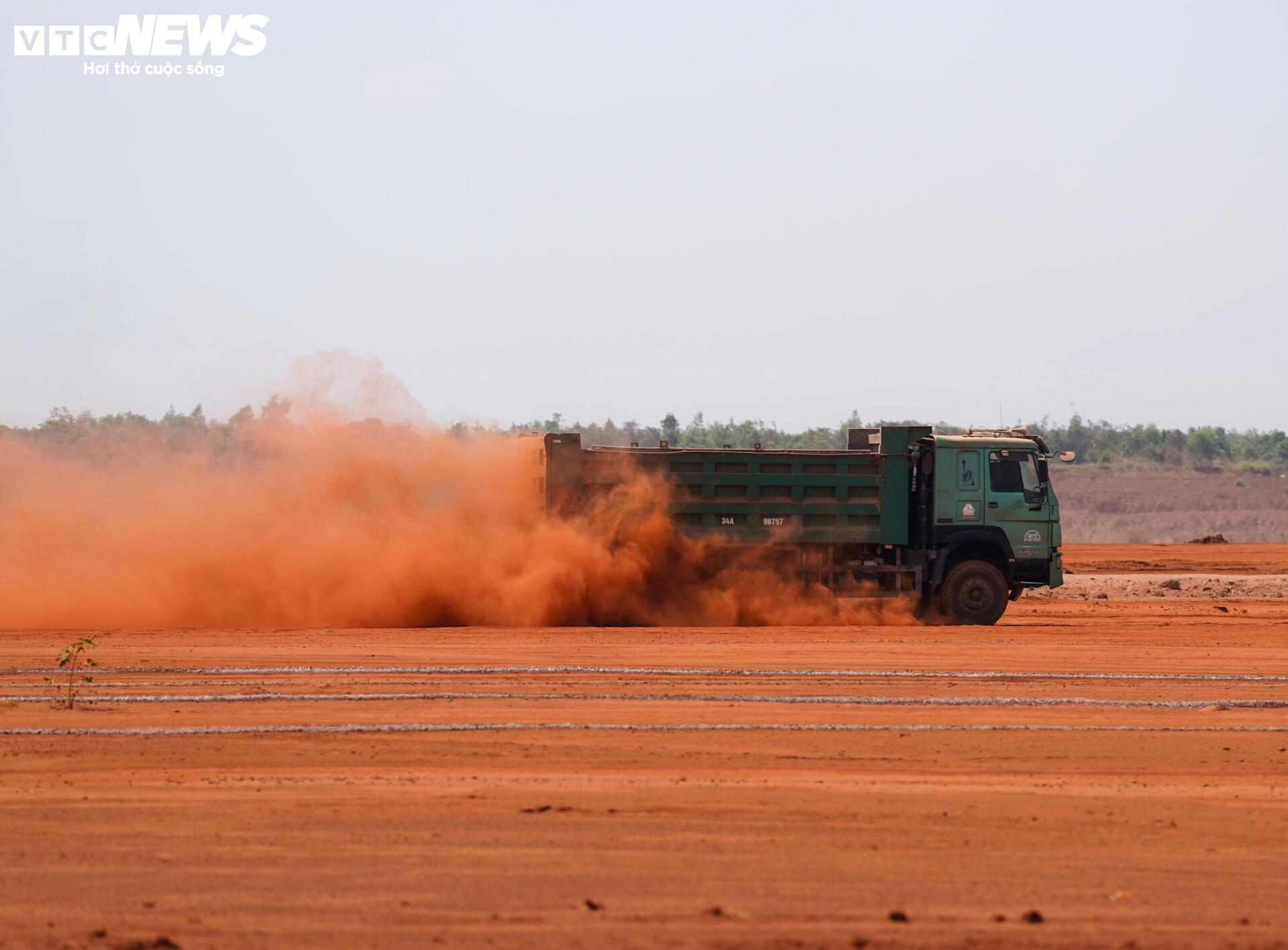 Cận cảnh sân bay Long Thành ngổn ngang, công nhân thưa thớt - Ảnh 4