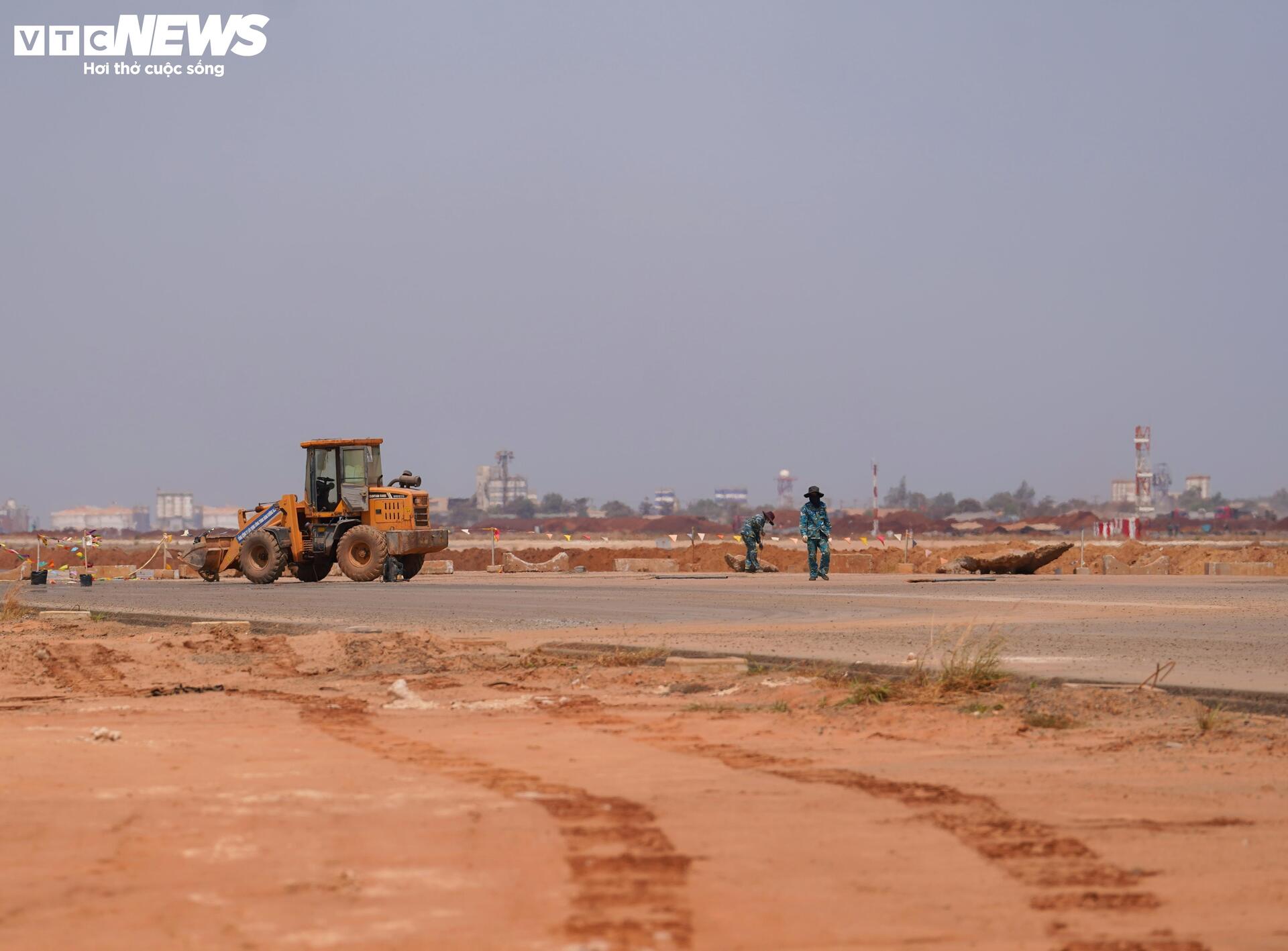 Cận cảnh sân bay Long Thành ngổn ngang, công nhân thưa thớt - Ảnh 3