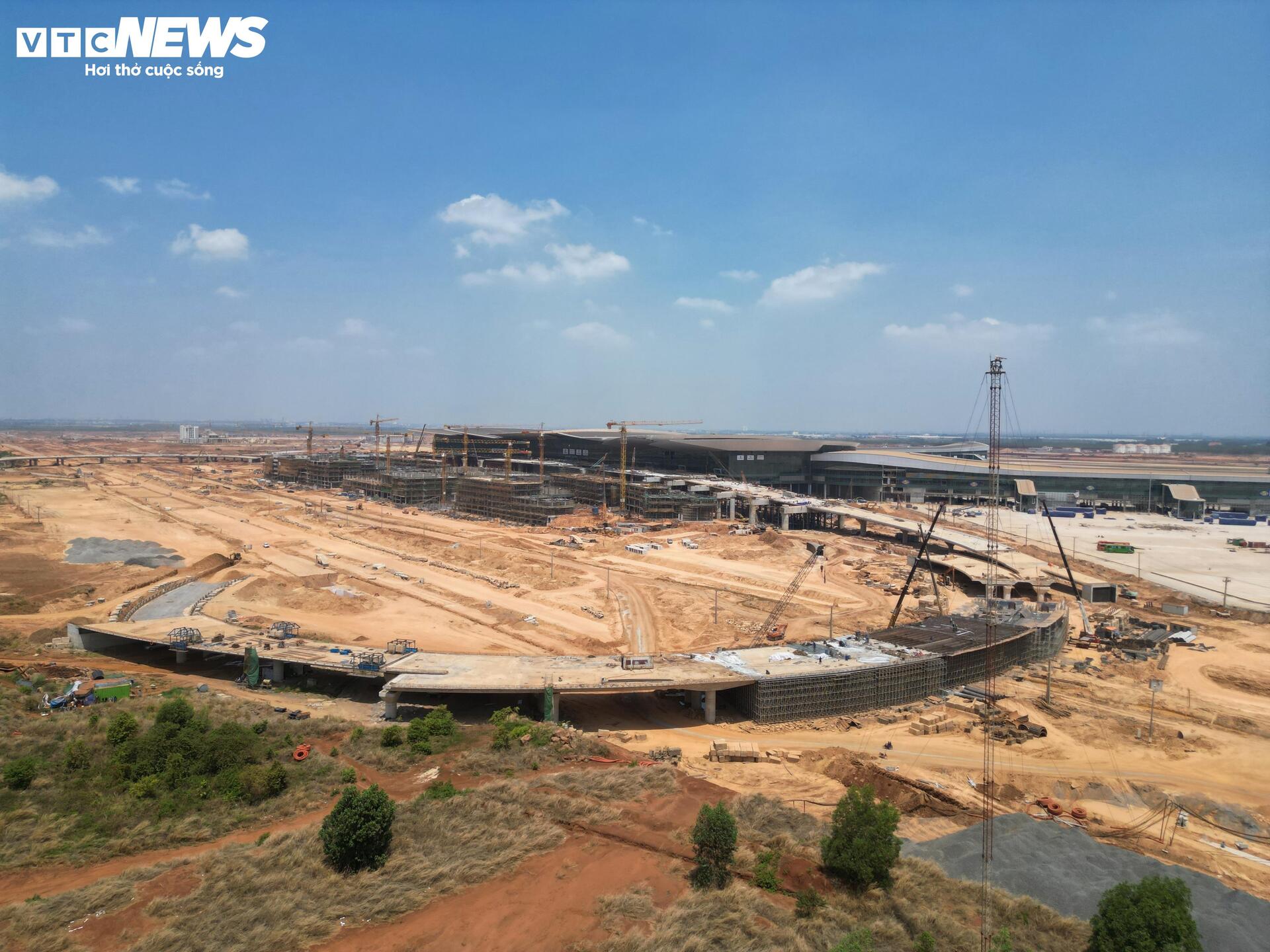 Cận cảnh sân bay Long Thành ngổn ngang, công nhân thưa thớt - Ảnh 2
