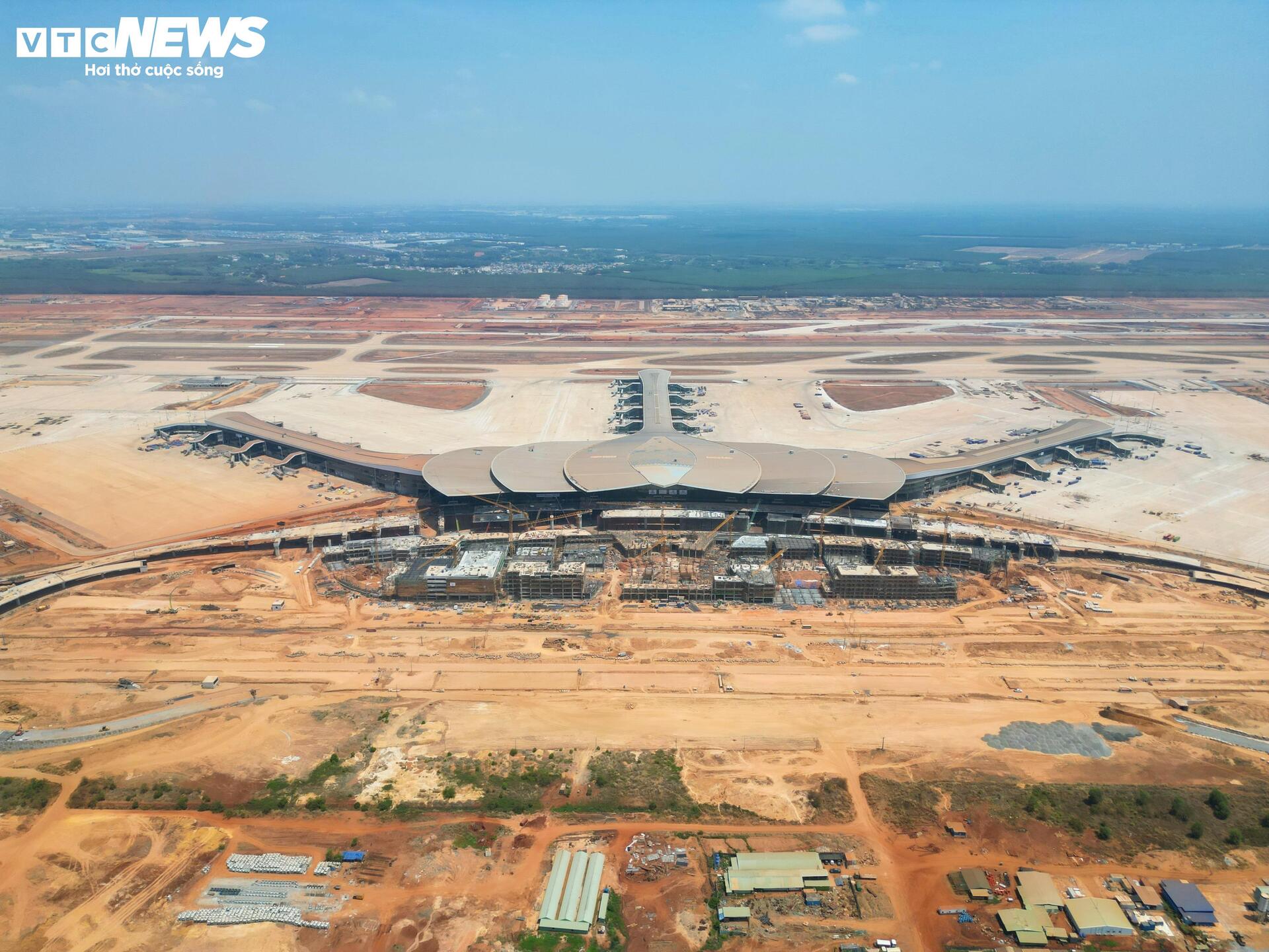 Cận cảnh sân bay Long Thành ngổn ngang, công nhân thưa thớt - Ảnh 1