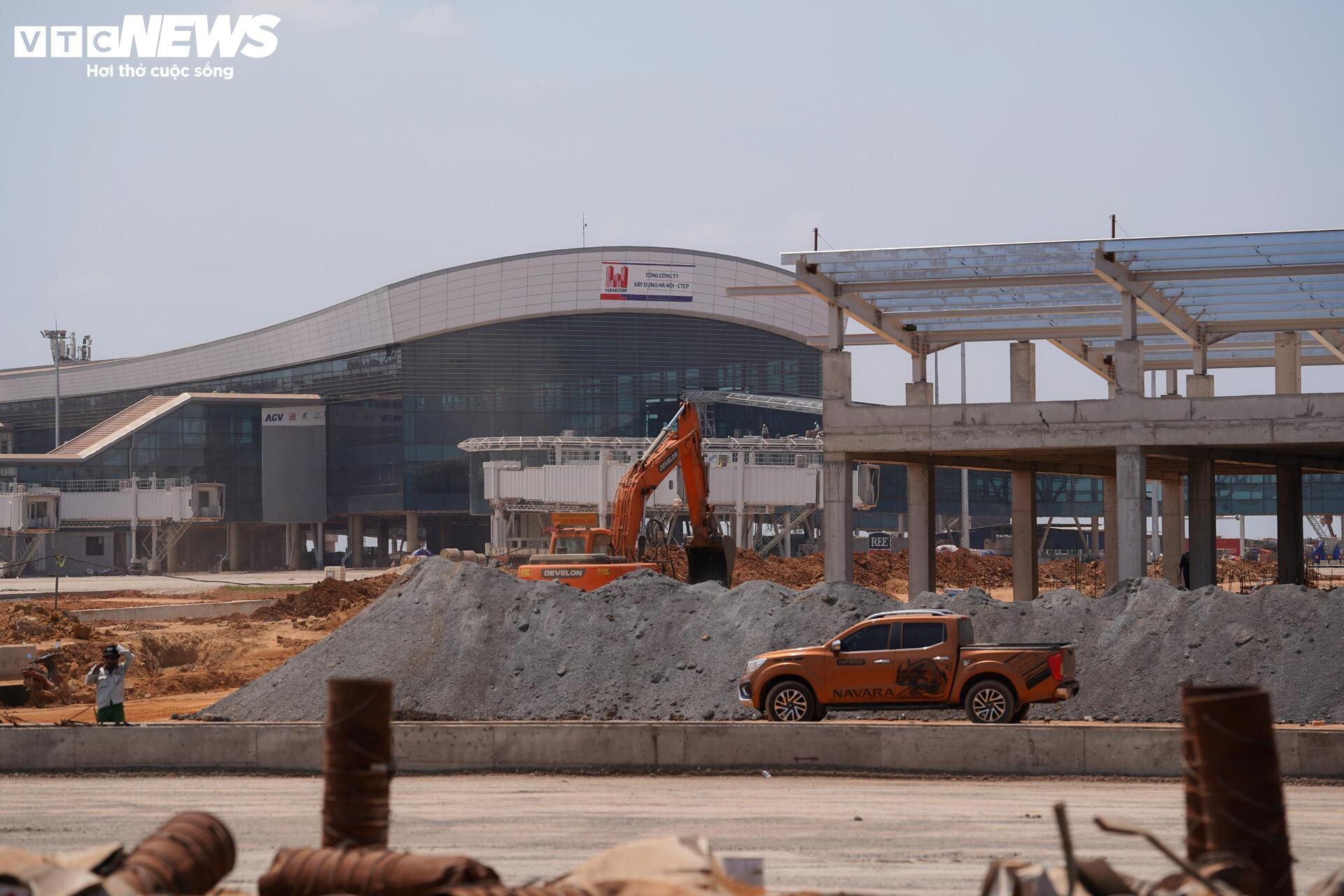 Cận cảnh sân bay Long Thành ngổn ngang, công nhân thưa thớt - Ảnh 6